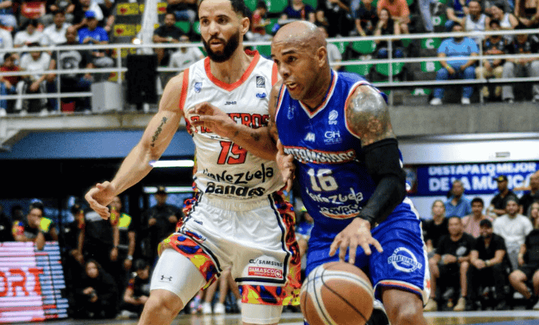 Trotamundos venció a Pioneros y lidera el Super 4